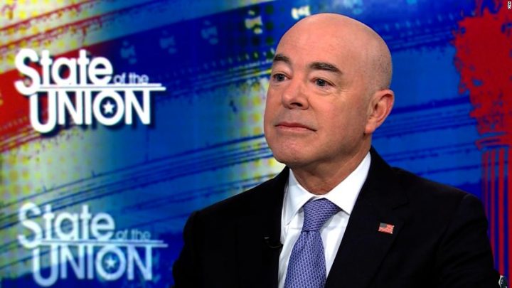 El secretario de Seguridad Nacional de EE.UU. reitera su petición a migrantes en la frontera sur: «No vengan»