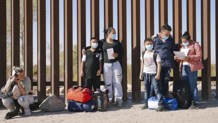 Orden judicial abre la puerta para solicitantes de asilo en la frontera pese al Título 42