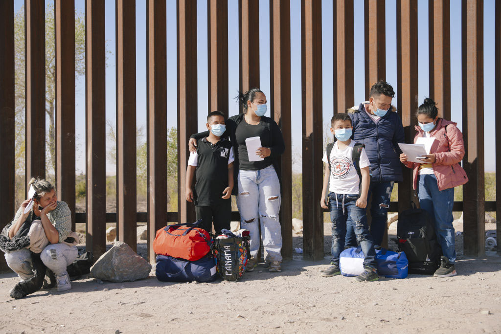 Orden judicial abre la puerta para solicitantes de asilo en la frontera pese al Título 42
