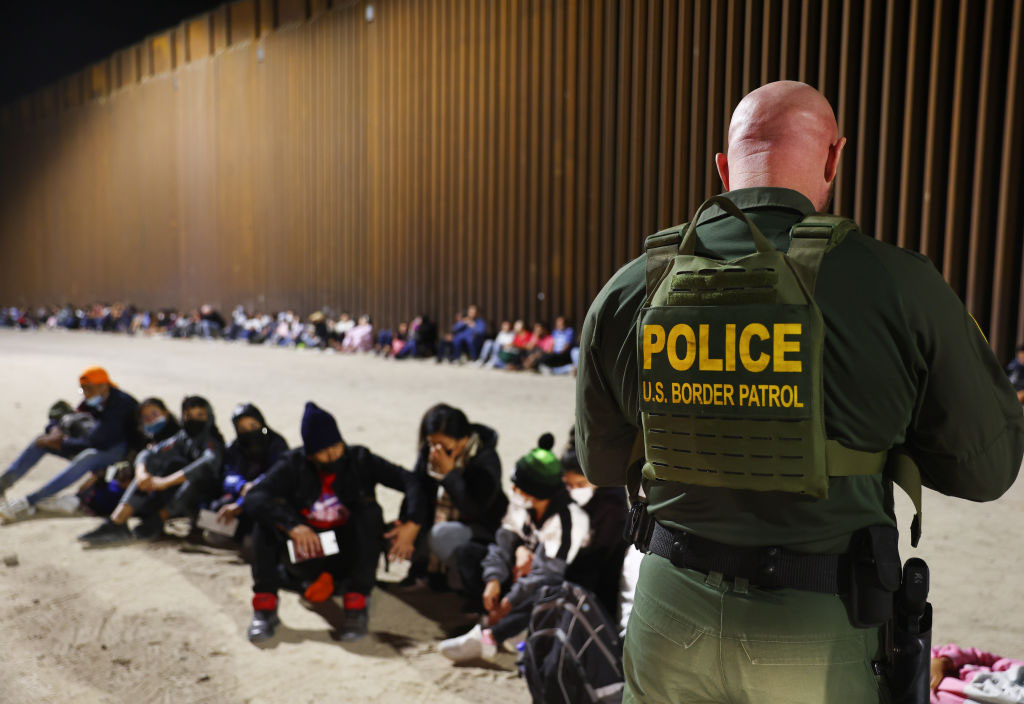 Título 42: lo que podría pasar con la polémica política migratoria tras el fallo del juez