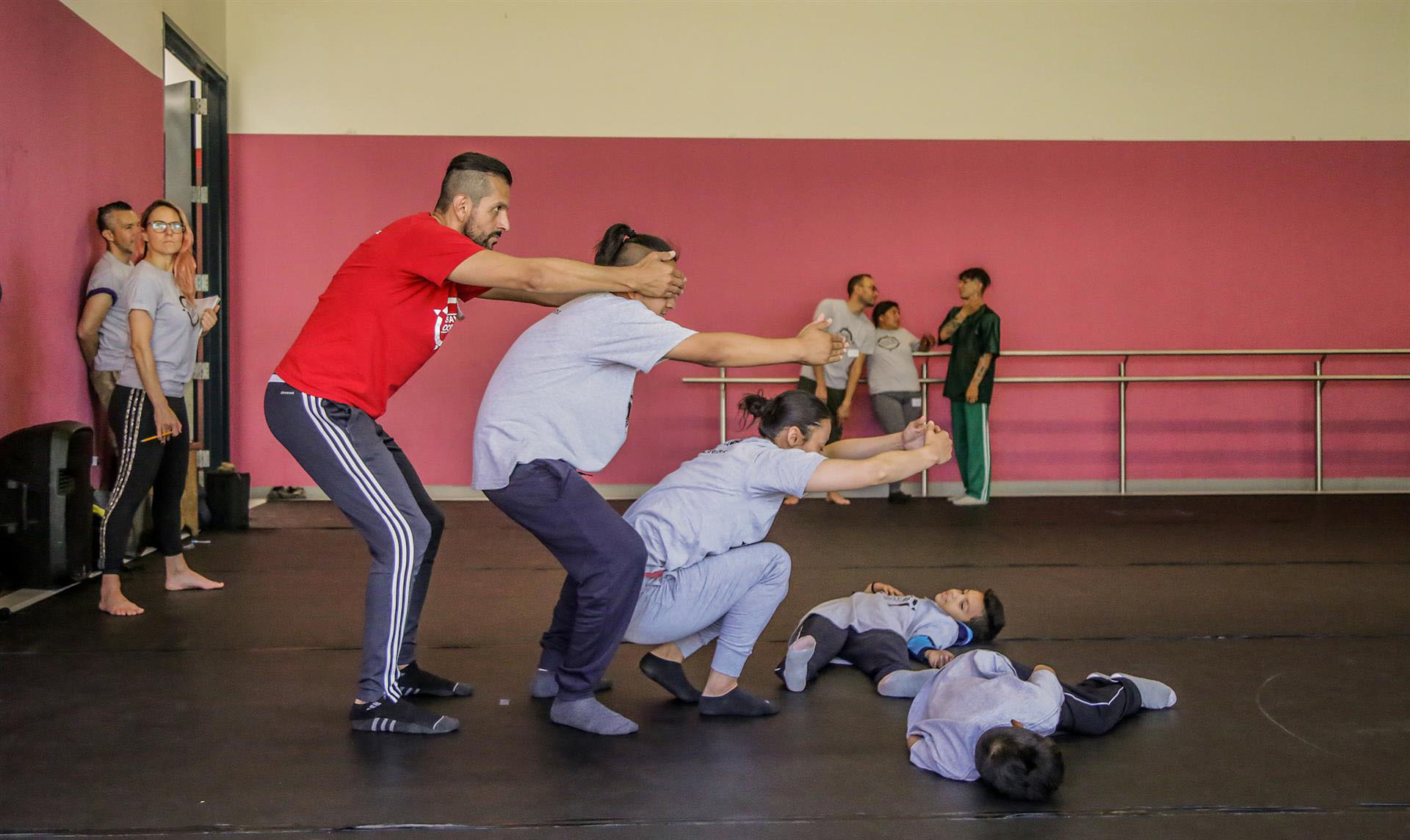 Migrantes varados en la frontera preparan una ópera basada en sus experiencias