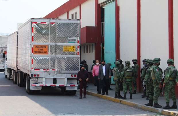 Rescatan a 420 migrantes centroamericanos en Zacatelco, viajaban en dos tractocamiones