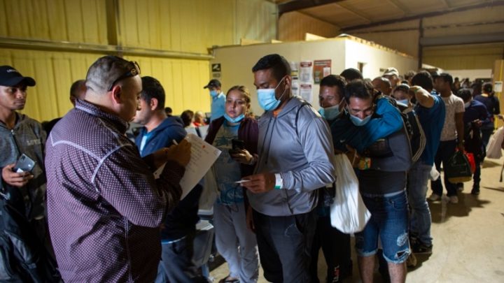 EEUU libera bajo palabra a miles de migrantes