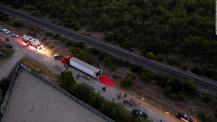 Rescatan a 13 migrantes de un tráiler en Texas durante parada de tráfico