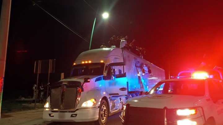 Encuentran a cientos de migrantes dentro de un tráiler en el sur de México