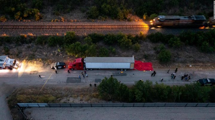 Acusan a 4 hombres en relación con la operación de contrabando en Texas que dejó 53 migrantes muertos