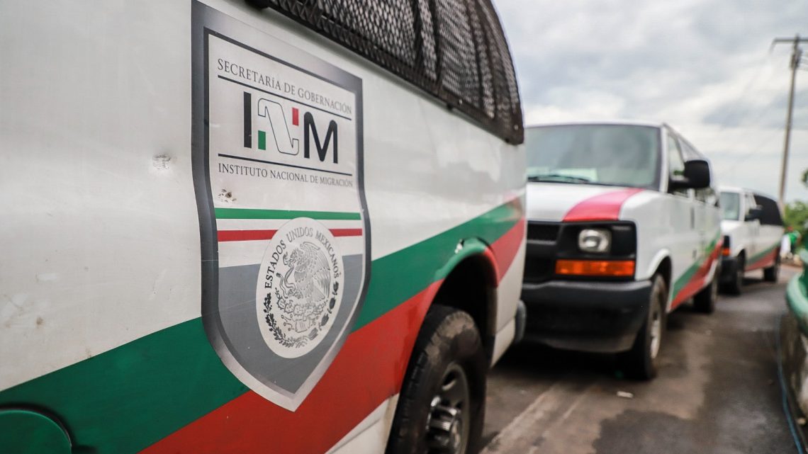 Rescatan a 130 migrantes que viajaban hacinados en un camión