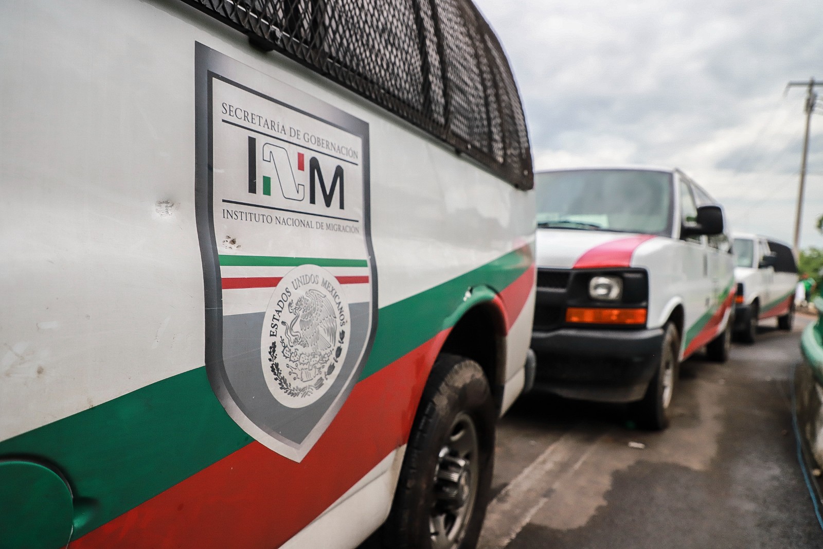 Rescatan a 130 migrantes que viajaban hacinados en un camión