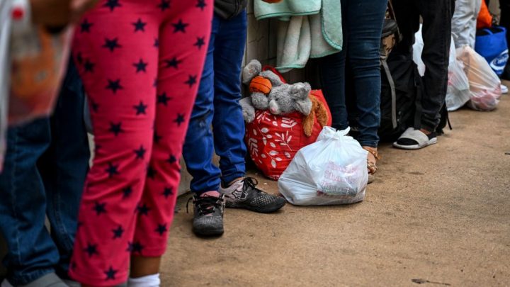 Ola de migrantes enviados en autobús desde la frontera satura a refugios de Nueva York