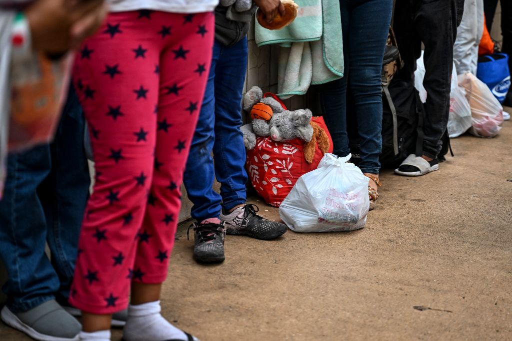 Ola de migrantes enviados en autobús desde la frontera satura a refugios de Nueva York