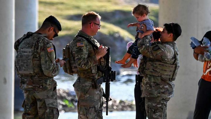 ICE emite nuevas pautas para que los niños migrantes no sean separados de sus padres