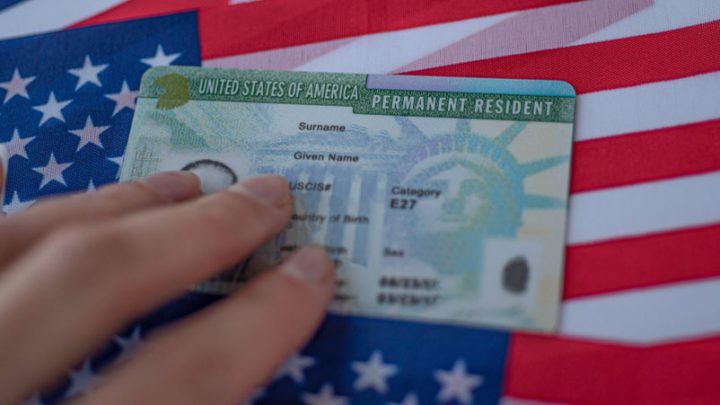 La residencia permanente o “green card”: quiénes califican por lazos familiares