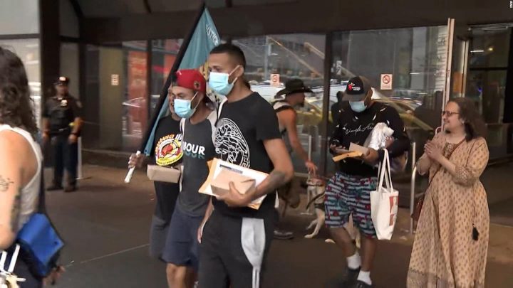 Nueva York lucha por ordenar el aumento de solicitantes de asilo mientras Texas comienza a enviar a los migrantes en autobús a la ciudad