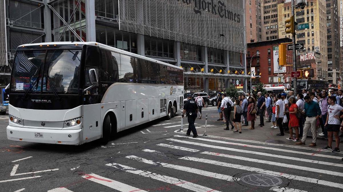 Texas está enviando inmigrantes a Nueva York y Washington están contentos de ir
