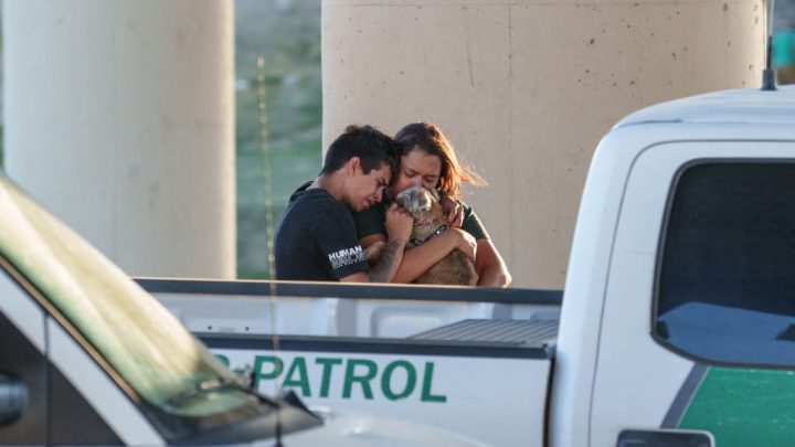 Gobierno de Biden reúne a 400 familias migrantes separadas bajo política de Trump