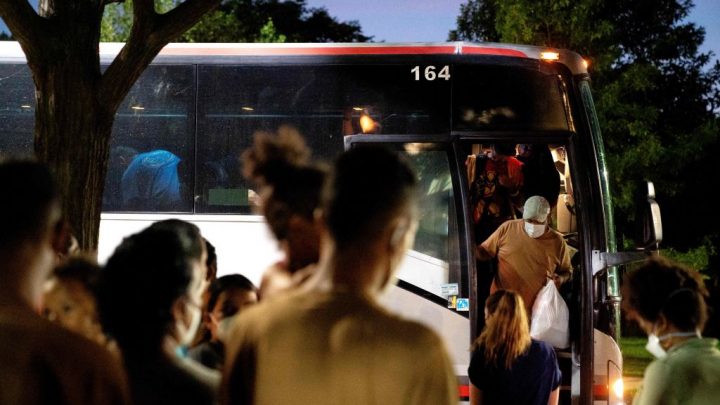 Texas envía autobuses repletos de migrantes a Nueva York