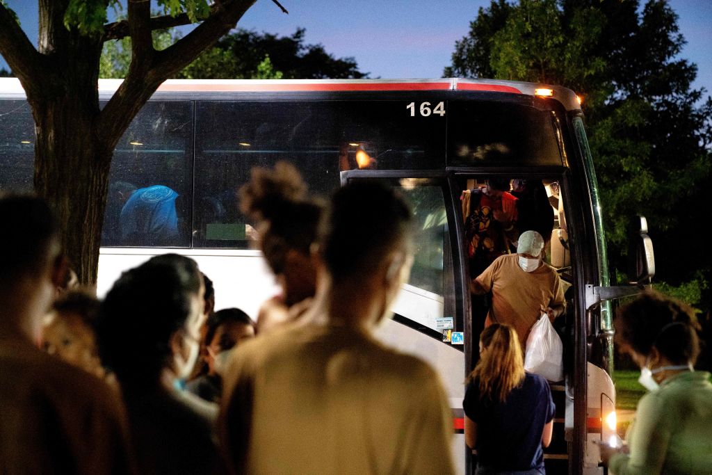 Texas envía autobuses repletos de migrantes a Nueva York