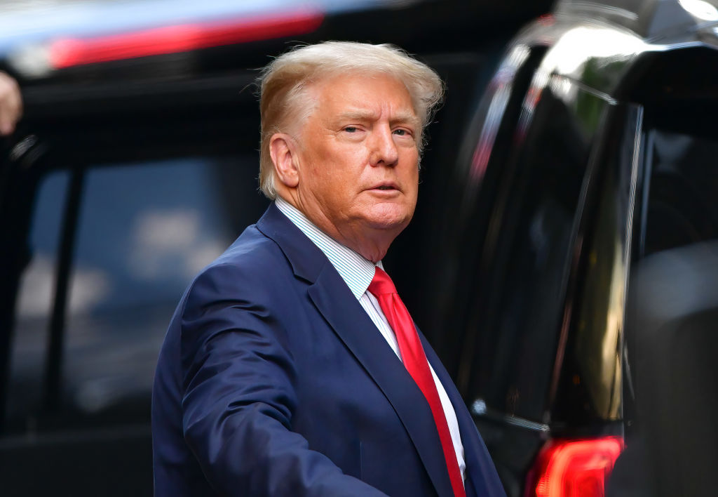Trump invoca la Quinta Enmienda al testificar sobre su compañía