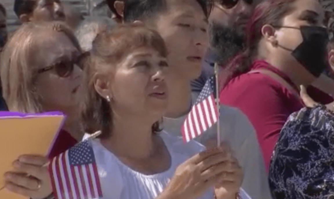 Más de 2,000 inmigrantes se convierten en ciudadanos estadounidenses en Dodger Stadium