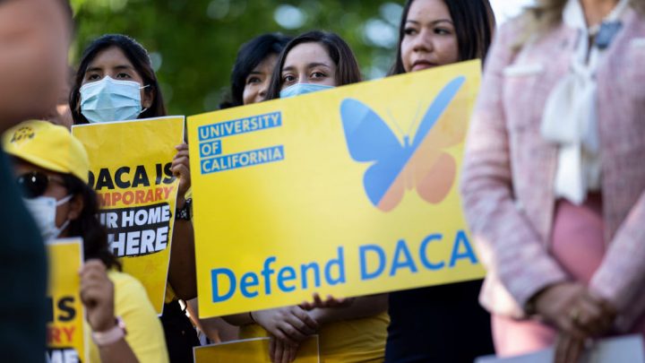 El gobierno de Biden busca convertir a DACA en regulación federal para protegerla de demandas