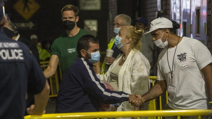 Nueva York acusa a Texas de usar a inmigrantes como “armas humanas”