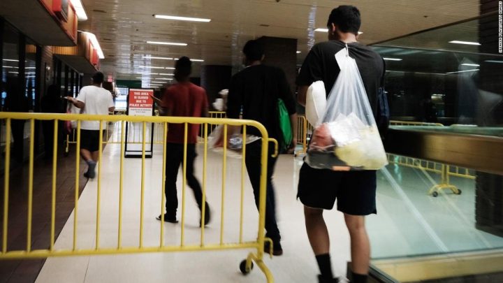 Texas ha enviado en autobús a casi 9.000 inmigrantes a Nueva York y Washington como una afrenta a las políticas migratorias de Biden