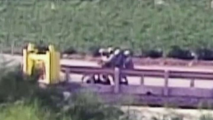 Tres migrantes intentan cruzar la frontera hacia EEUU en una motocicleta