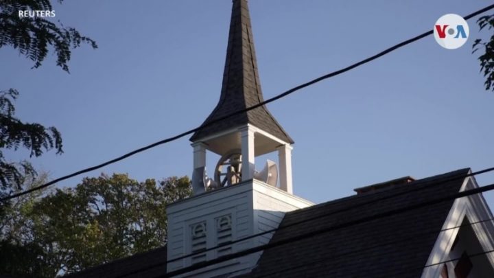 Trasladan a migrantes enviados por el gobernador DeSantis a Martha’s Vineyard 