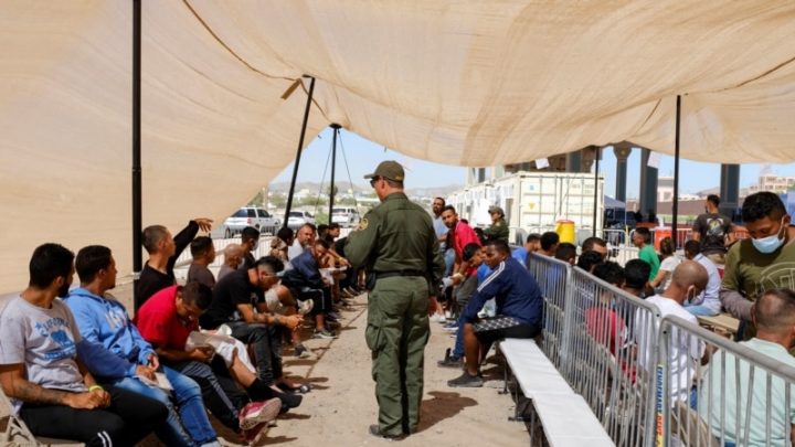 “Es importante tratar a la gente con dignidad”: la Casa Blanca defiende su política migratoria