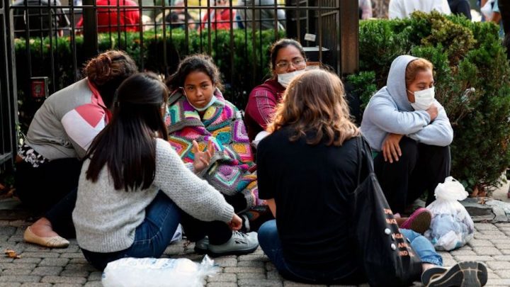 Texas envía dos autobuses de inmigrantes a la residencia de la vicepresidenta en Washington