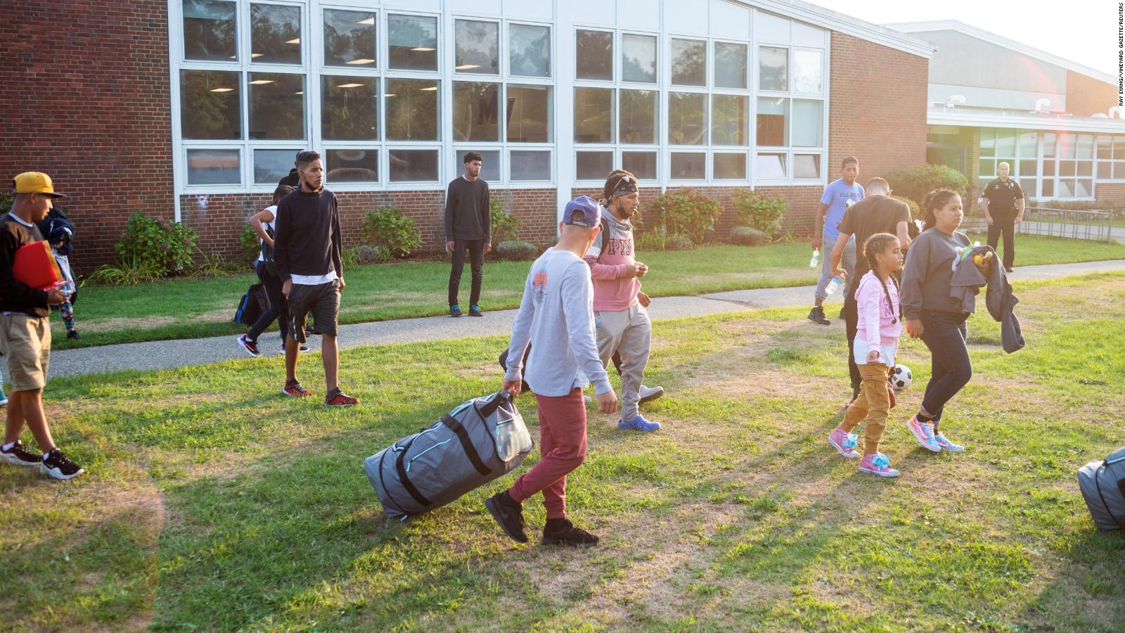 Migrantes que llegaron a Martha’s Vineyard se dirigen Cape Cop
