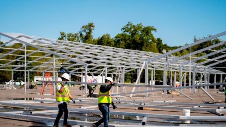 Un refugio en El Paso, carpas en Nueva York: EEUU reacciona a flujo histórico de migrantes