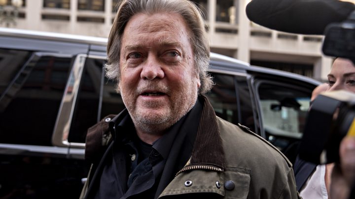 Steve Bannon se entrega por supuestamente engañar a donantes del muro fronterizo