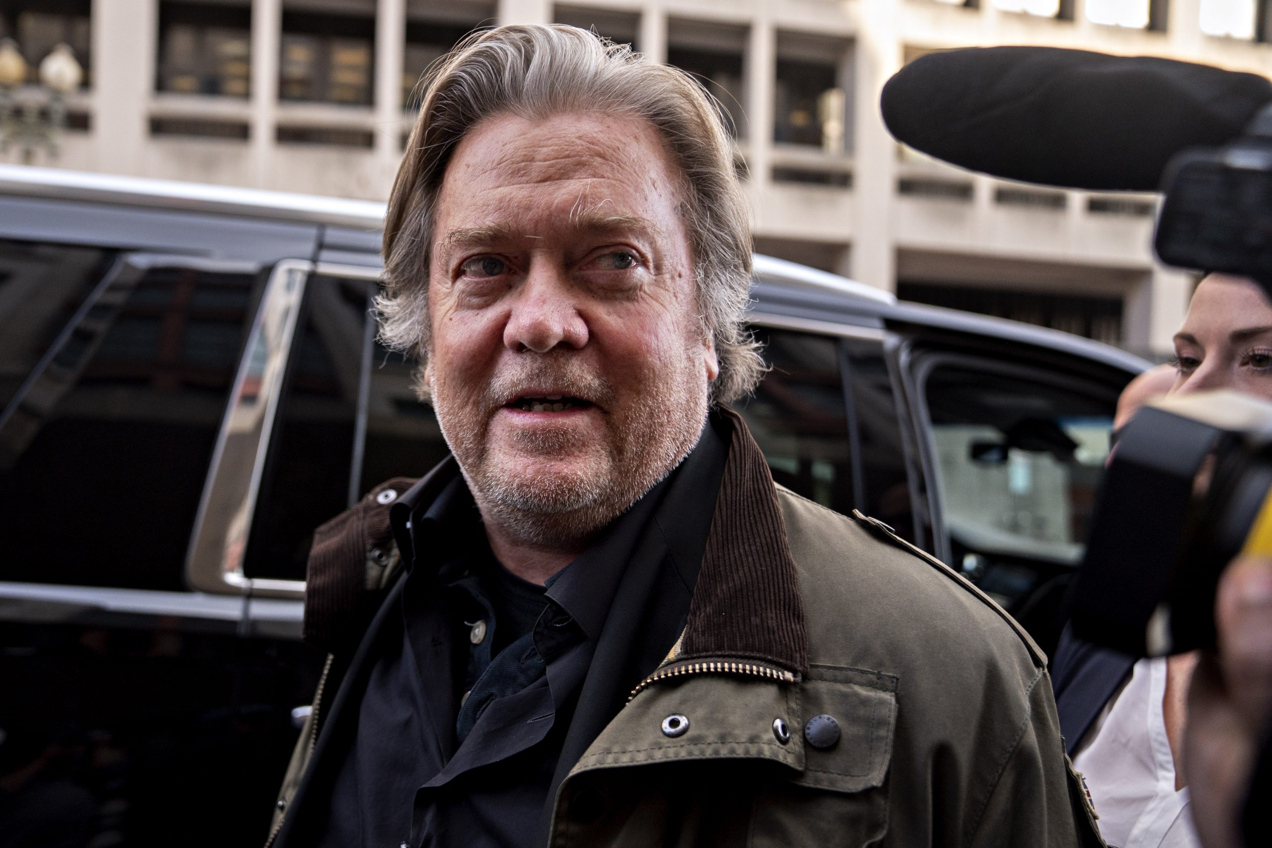 Steve Bannon se entrega por supuestamente engañar a donantes del muro fronterizo