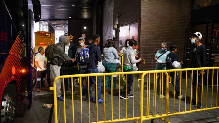 Táctica republicana con migrantes en buses tiñe debate con miras a las elecciones de noviembre