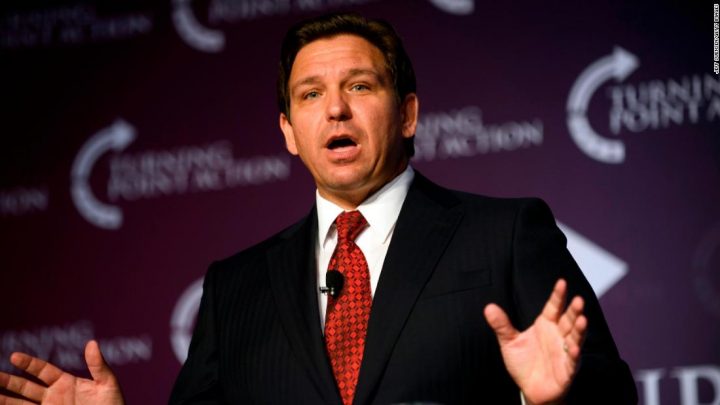 El gobernador Ron DeSantis se atribuye haber enviado dos aviones que transportaban migrantes a Martha’s Vineyard en Massachusetts