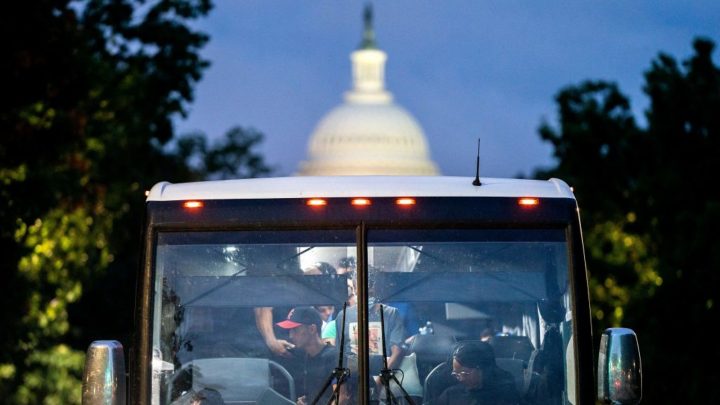 ¿Es legal? Texas y Arizona mandan miles de inmigrantes al norte