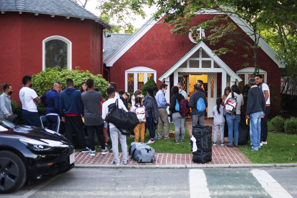 El hombre que reclutó inmigrantes para vuelos a Martha’s Vineyard dice que se siente traicionado