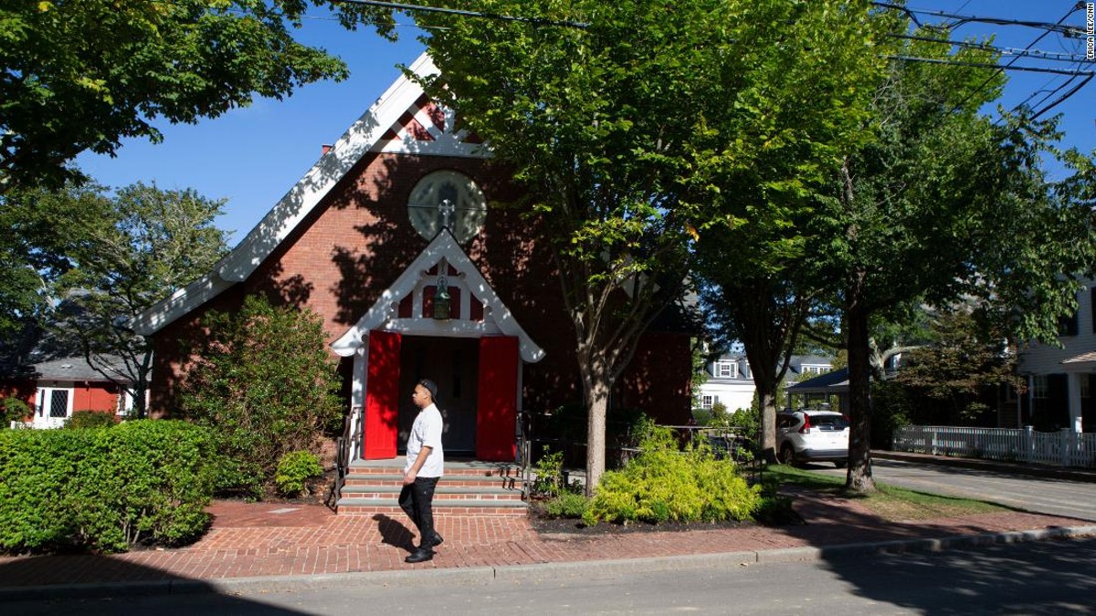 «Nos enriquecieron»: el paso de 44 horas de migrantes deja huella indeleble en Martha’s Vineyard