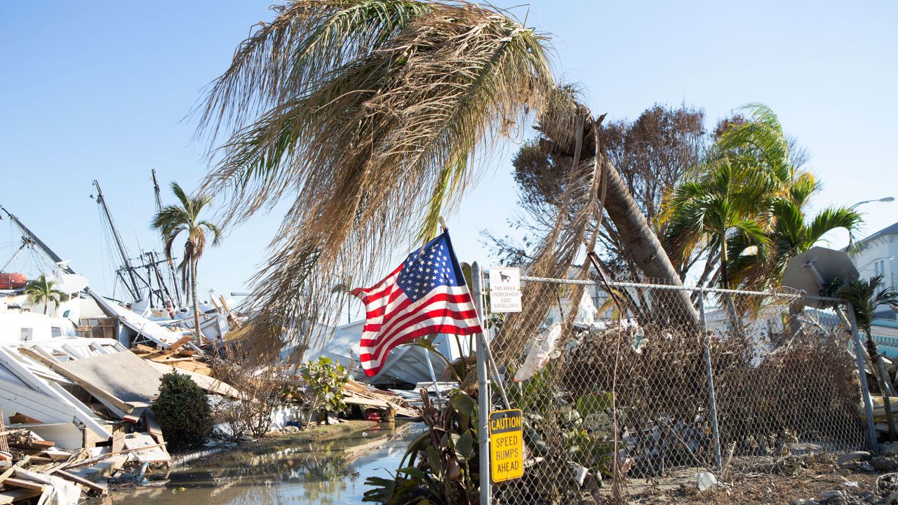 Inmigrantes no se dejan intimidar por DeSantis y acuden a limpiar Florida tras huracán