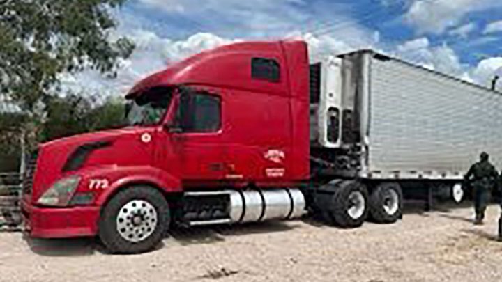 Rescatan a 84 inmigrantes indocumentados de un semirremolque en Texas, según el sheriff