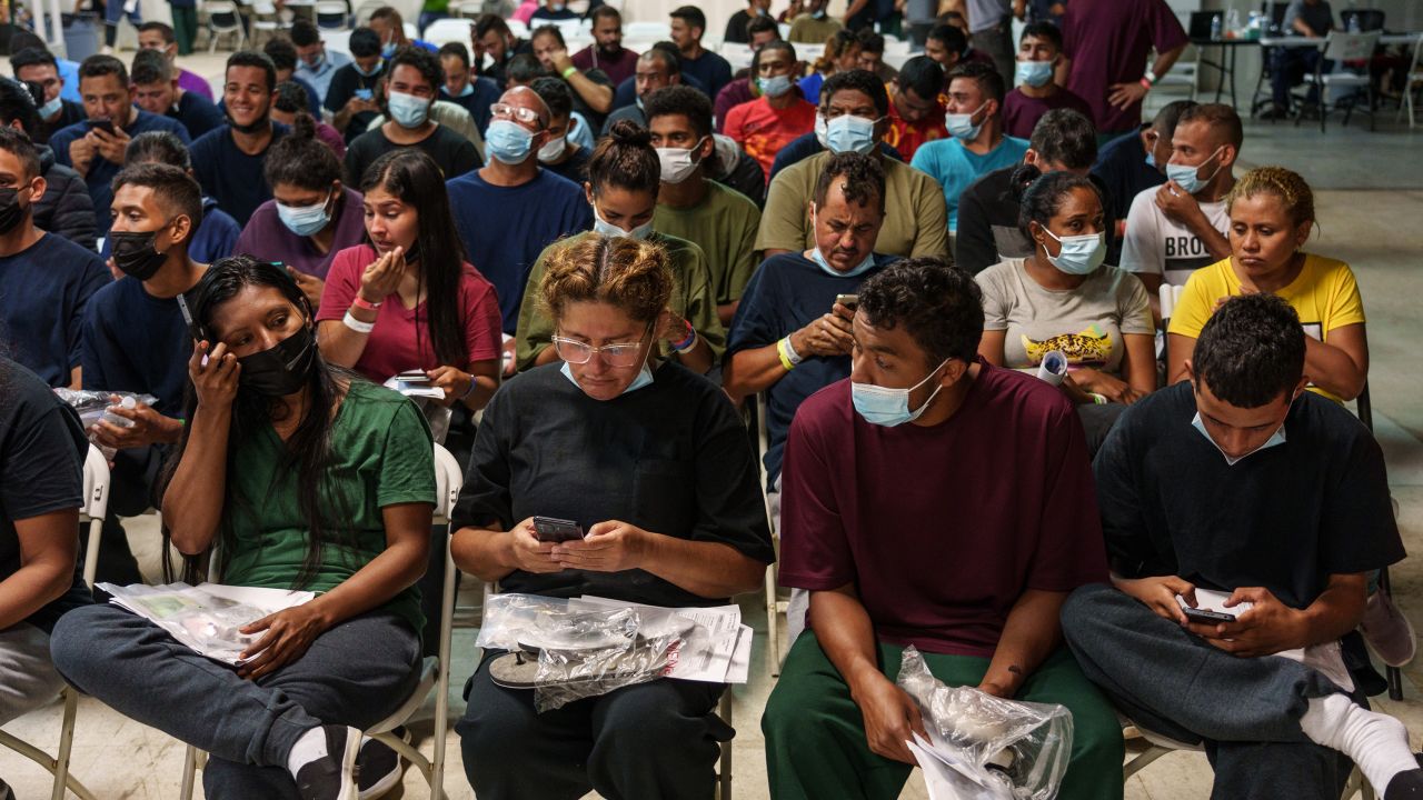 Nuevo tablero de El Paso muestra los miles de migrantes que atiende, y cuántos envía al norte en autobuses