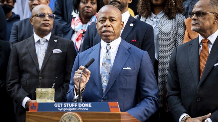 Nueva York pide a los inmigrantes en la frontera que vayan a otras ciudades