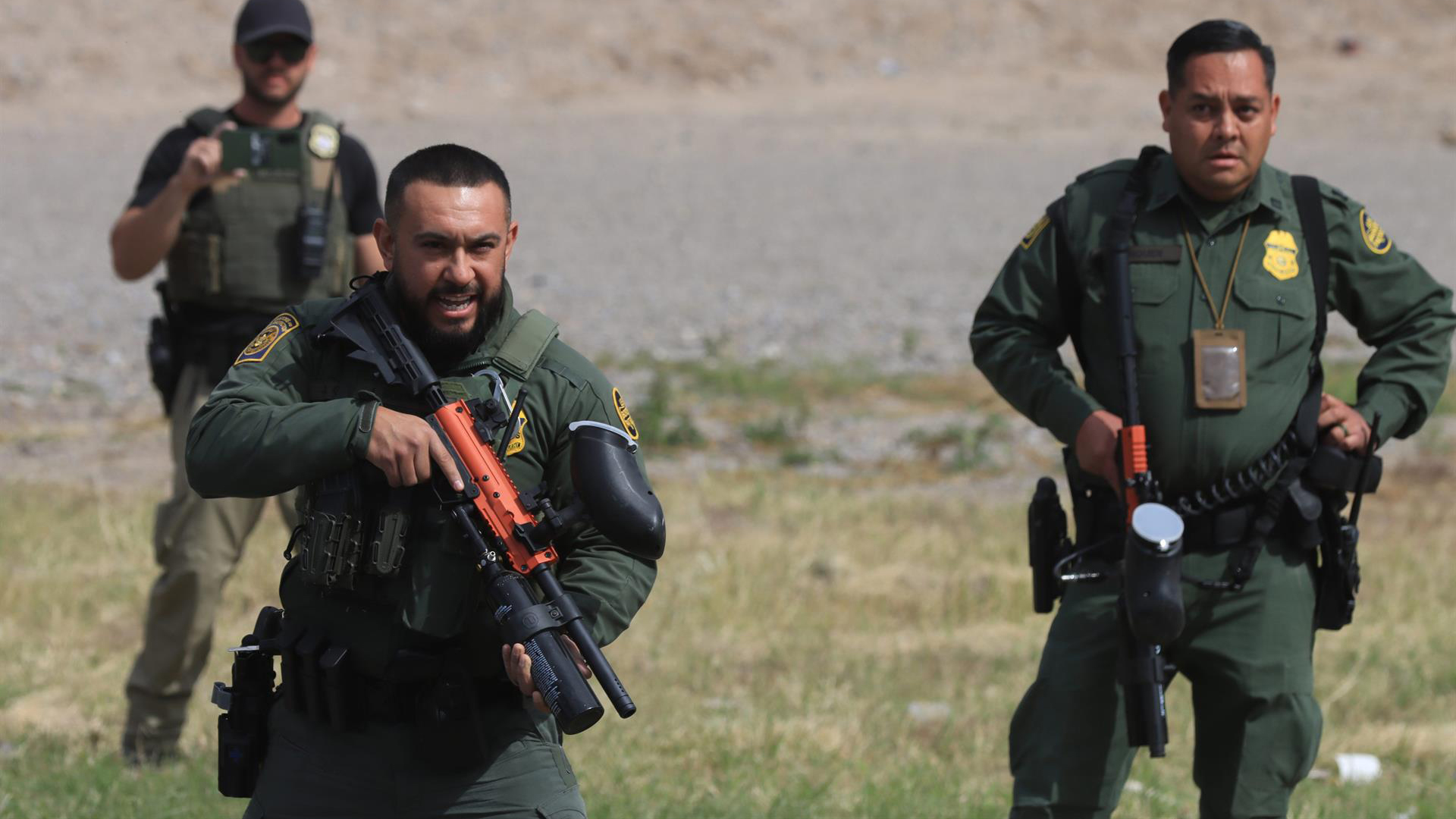 Agentes disparan balas de goma contra migrantes venezolanos en la frontera México-EEUU