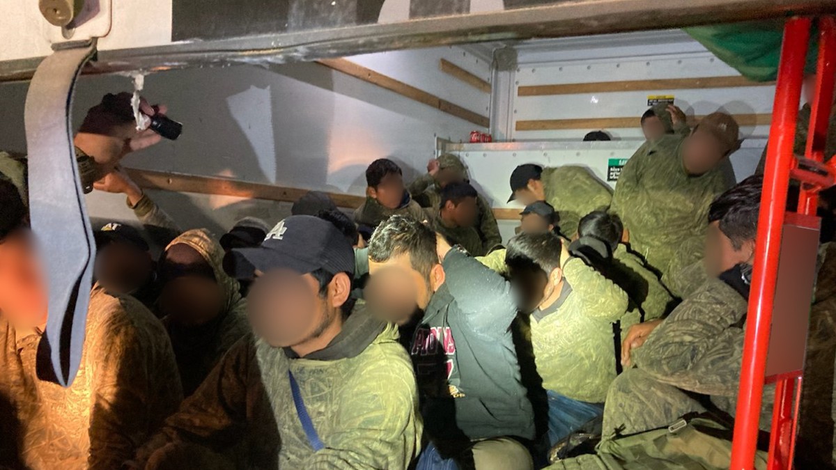 Hallan a 32 migrantes, incluyendo un menor, dentro un camión de mudanza