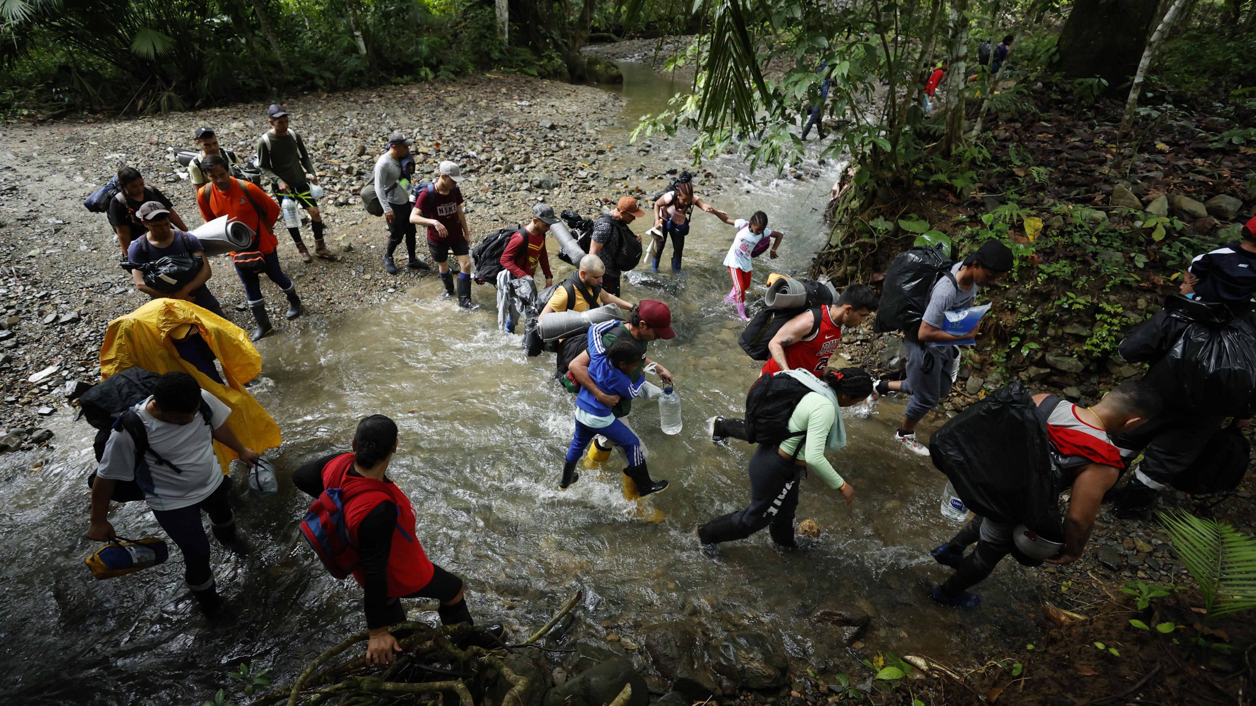 Gobierno de Biden estudia plan de ayuda para migrantes venezolanos