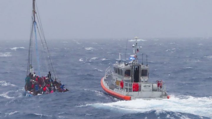 Rescatan a más de 100 migrantes en los Cayos de Florida, dice la Guardia Costera de EE.UU.