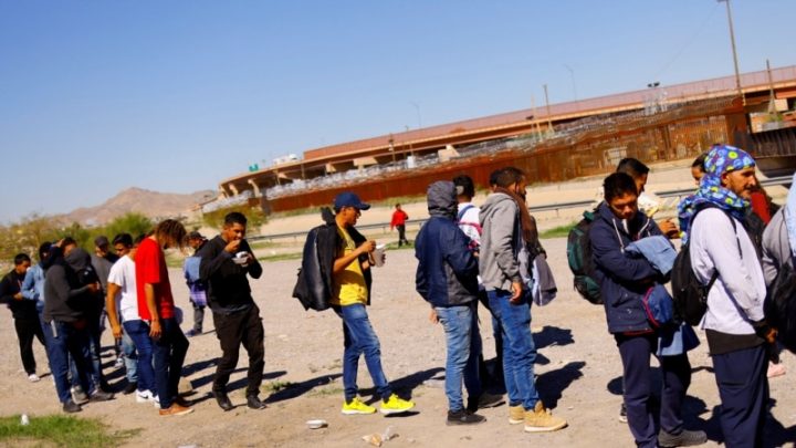 Más de 70.500 niños en El Salvador viven sin uno o ambos padres por la emigración: sondeo 