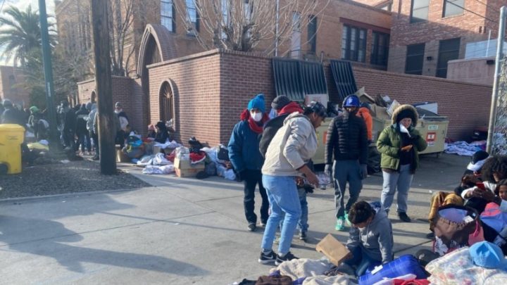 El frío gélido que azota EEUU impacta a los migrantes en El Paso