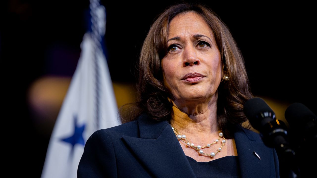 Dejan más migrantes frente a la casa de la vicepresidenta Kamala Harris